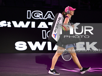 RIYADH, SAUDI ARABIA - NOVEMBER 03: Iga Swiatek of Poland arrives ahead of her match against Barbora Krejcikovas of Czech Republic on day 2...