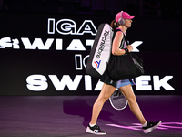 RIYADH, SAUDI ARABIA - NOVEMBER 03: Iga Swiatek of Poland arrives ahead of her match against Barbora Krejcikovas of Czech Republic on day 2...