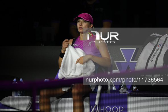 RIYADH, SAUDI ARABIA - NOVEMBER 03: Iga Swiatek of Poland during her match against Barbora Krejcikovas of Czech Republic on day 2 of the 202...