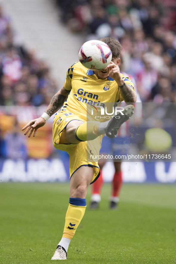 Viti Rozada of Las Palmas attempts a shot during the La Liga 2024/25 match between Atletico de Madrid and Las Palmas at Riyadh Air Metropoli...