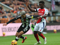 Bruno Guimaraes of Newcastle United battles with Bukayo Saka of Arsenal during the Premier League match between Newcastle United and Arsenal...