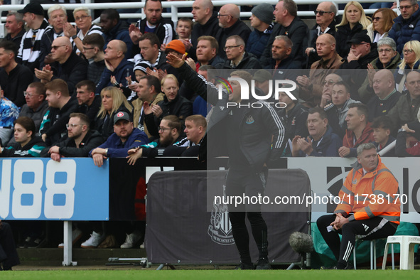 Newcastle United manager Eddie Howe shouts instructions during the Premier League match between Newcastle United and Arsenal at St. James's...