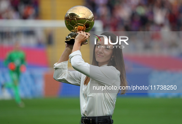 Aitana Bonmati offers her second Ballon d'Or to the supporters before the match between FC Barcelona and RCD Espanyol, corresponding to week...