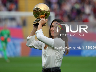 Aitana Bonmati offers her second Ballon d'Or to the supporters before the match between FC Barcelona and RCD Espanyol, corresponding to week...