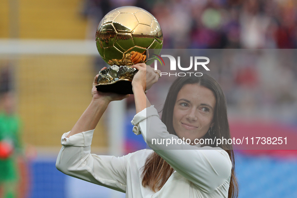 Aitana Bonmati offers her second Ballon d'Or to the supporters before the match between FC Barcelona and RCD Espanyol, corresponding to week...