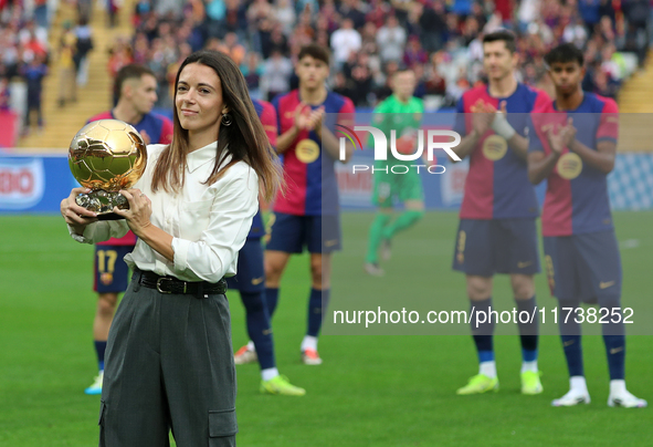 Aitana Bonmati offers her second Ballon d'Or to the supporters before the match between FC Barcelona and RCD Espanyol, corresponding to week...