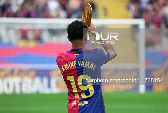 Lamine Yamal presents the Kopa Trophy to the supporters before the match between FC Barcelona and RCD Espanyol, corresponding to week 12 of...