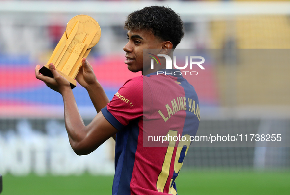 Lamine Yamal presents the Kopa Trophy to the supporters before the match between FC Barcelona and RCD Espanyol, corresponding to week 12 of...