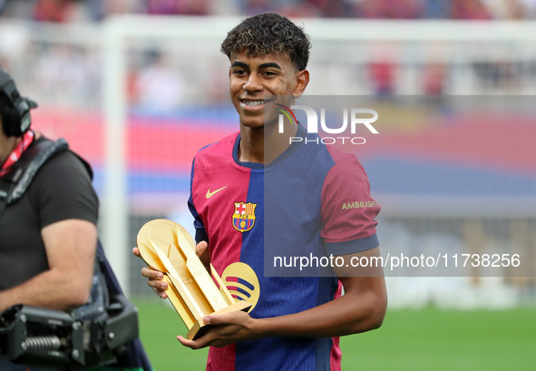 Lamine Yamal presents the Kopa Trophy to the supporters before the match between FC Barcelona and RCD Espanyol, corresponding to week 12 of...