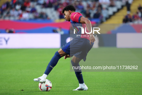 Lamine Yamal plays during the match between FC Barcelona and RCD Espanyol, corresponding to week 12 of LaLiga EA Sports, at the Lluis Compan...