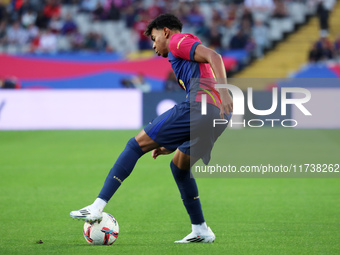 Lamine Yamal plays during the match between FC Barcelona and RCD Espanyol, corresponding to week 12 of LaLiga EA Sports, at the Lluis Compan...