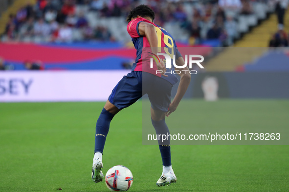 Lamine Yamal plays during the match between FC Barcelona and RCD Espanyol, corresponding to week 12 of LaLiga EA Sports, at the Lluis Compan...