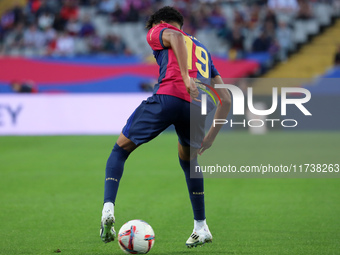 Lamine Yamal plays during the match between FC Barcelona and RCD Espanyol, corresponding to week 12 of LaLiga EA Sports, at the Lluis Compan...