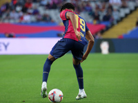 Lamine Yamal plays during the match between FC Barcelona and RCD Espanyol, corresponding to week 12 of LaLiga EA Sports, at the Lluis Compan...