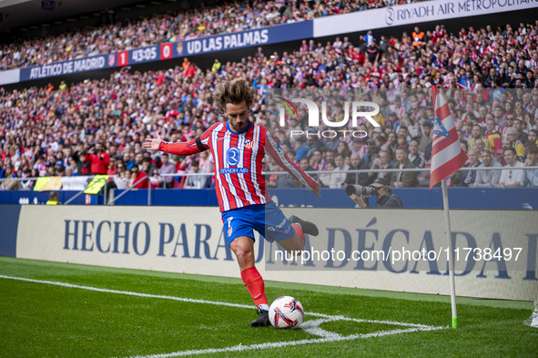 Antoine Griezmann of Atletico de Madrid takes a corner kick during the La Liga EA Sports 2024/25 football match between Atletico de Madrid a...