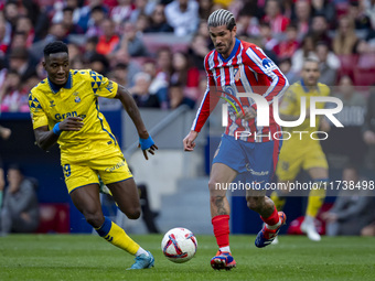 Rodrigo De Paul of Atletico de Madrid (R) fights for the ball against Sandro Ramirez of UD Las Palmas (L) during the La Liga EA Sports 2024/...