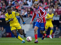 Rodrigo De Paul of Atletico de Madrid (R) fights for the ball against Sandro Ramirez of UD Las Palmas (L) during the La Liga EA Sports 2024/...