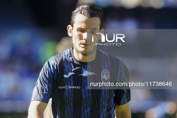 Marten de Roon of Atalanta BC warms up before the Serie A match between SSC Napoli and Atalanta BC at Stadio Diego Armando Maradona Naples I...