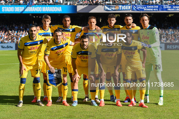 Players of Atalanta BC line up for a team photo during the Serie A match between SSC Napoli and Atalanta BC at Stadio Diego Armando Maradona...