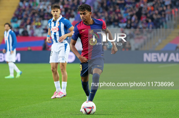 Lamine Yamal plays during the match between FC Barcelona and RCD Espanyol, corresponding to week 12 of LaLiga EA Sports, at the Lluis Compan...