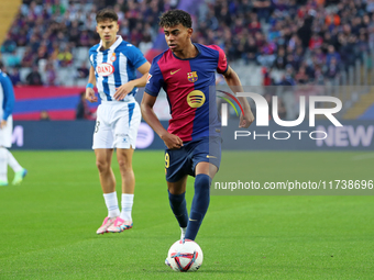 Lamine Yamal plays during the match between FC Barcelona and RCD Espanyol, corresponding to week 12 of LaLiga EA Sports, at the Lluis Compan...