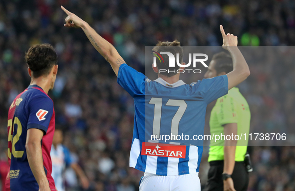 Jofre Carreras plays during the match between FC Barcelona and RCD Espanyol, corresponding to week 12 of LaLiga EA Sports, at the Lluis Comp...