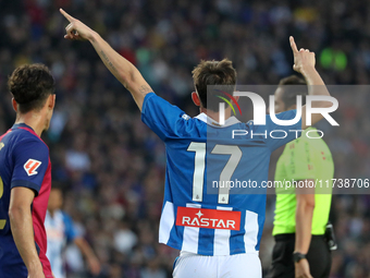 Jofre Carreras plays during the match between FC Barcelona and RCD Espanyol, corresponding to week 12 of LaLiga EA Sports, at the Lluis Comp...