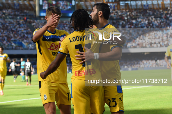 Ademola Lookman of Atalanta BC celebrates with team mates after scoring during the Serie A match between SSC Napoli and Atalanta BC at Stadi...