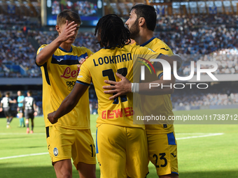 Ademola Lookman of Atalanta BC celebrates with team mates after scoring during the Serie A match between SSC Napoli and Atalanta BC at Stadi...