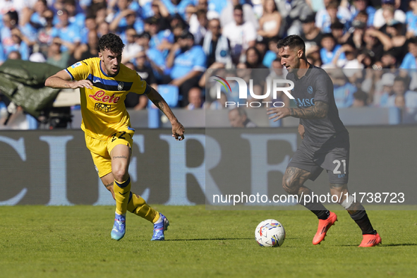 Matteo Ruggeri of Atalanta BC competes for the ball with Matteo Politano of SSC Napoli during the Serie A match between SSC Napoli and Atala...