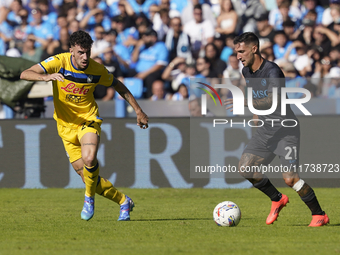 Matteo Ruggeri of Atalanta BC competes for the ball with Matteo Politano of SSC Napoli during the Serie A match between SSC Napoli and Atala...