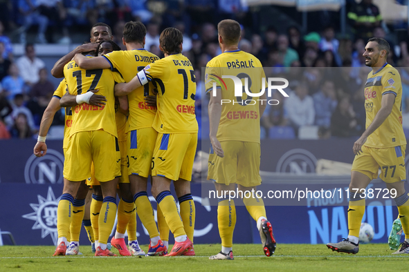 Ademola Lookman of Atalanta BC celebrates with team mates after scoring after scoring during the Serie A match between SSC Napoli and Atalan...