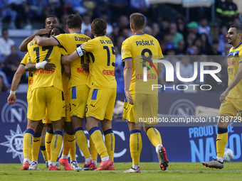 Ademola Lookman of Atalanta BC celebrates with team mates after scoring after scoring during the Serie A match between SSC Napoli and Atalan...