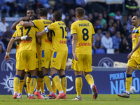 Ademola Lookman of Atalanta BC celebrates with team mates after scoring after scoring during the Serie A match between SSC Napoli and Atalan...