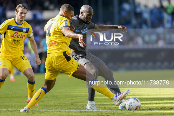 Isak Hien of Atalanta BC competes for the ball with Romelu Lukaku of SSC Napoli during the Serie A match between SSC Napoli and Atalanta BC...