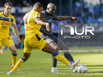 Isak Hien of Atalanta BC competes for the ball with Romelu Lukaku of SSC Napoli during the Serie A match between SSC Napoli and Atalanta BC...