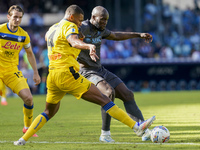 Isak Hien of Atalanta BC competes for the ball with Romelu Lukaku of SSC Napoli during the Serie A match between SSC Napoli and Atalanta BC...