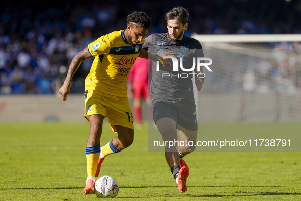 Ederson of Atalanta BC competes for the ball with Khvicha Kvaratskhelia of SSC Napoli during the Serie A match between SSC Napoli and Atalan...