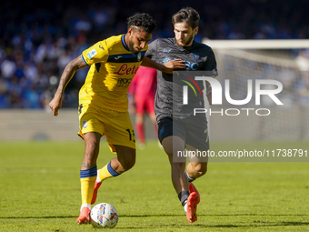 Ederson of Atalanta BC competes for the ball with Khvicha Kvaratskhelia of SSC Napoli during the Serie A match between SSC Napoli and Atalan...