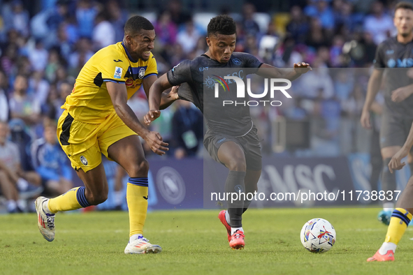 Isak Hien of Atalanta BC competes for the ball with David Neres of SSC Napoli during the Serie A match between SSC Napoli and Atalanta BC at...