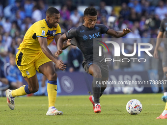 Isak Hien of Atalanta BC competes for the ball with David Neres of SSC Napoli during the Serie A match between SSC Napoli and Atalanta BC at...