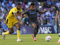 Isak Hien of Atalanta BC competes for the ball with David Neres of SSC Napoli during the Serie A match between SSC Napoli and Atalanta BC at...