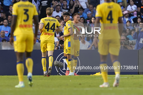 Mateo Retegui of Atalanta BC celebrates with team mates after scoring during the Serie A match between SSC Napoli and Atalanta BC at Stadio...