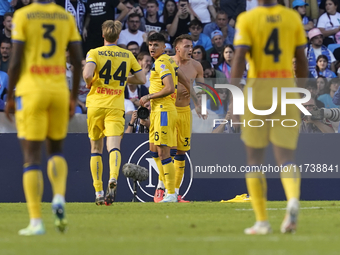 Mateo Retegui of Atalanta BC celebrates with team mates after scoring during the Serie A match between SSC Napoli and Atalanta BC at Stadio...