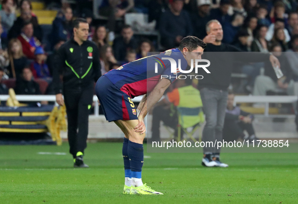 Robert Lewandowski plays during the match between FC Barcelona and RCD Espanyol, corresponding to week 12 of LaLiga EA Sports, at the Lluis...