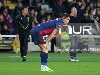 Robert Lewandowski plays during the match between FC Barcelona and RCD Espanyol, corresponding to week 12 of LaLiga EA Sports, at the Lluis...