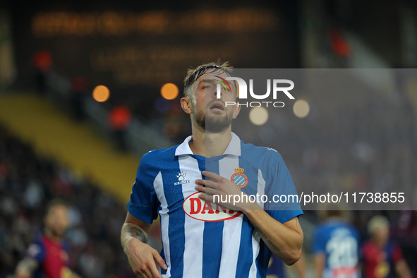 Jofre Carreras plays during the match between FC Barcelona and RCD Espanyol, corresponding to week 12 of LaLiga EA Sports, at the Lluis Comp...