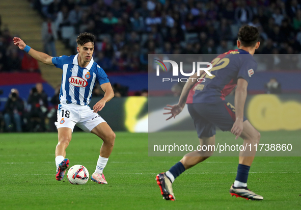 Alvaro Aguado plays during the match between FC Barcelona and RCD Espanyol, corresponding to week 12 of LaLiga EA Sports, at the Lluis Compa...