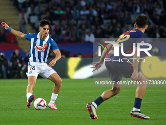 Alvaro Aguado plays during the match between FC Barcelona and RCD Espanyol, corresponding to week 12 of LaLiga EA Sports, at the Lluis Compa...