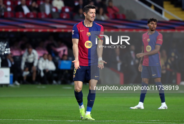 Robert Lewandowski plays during the match between FC Barcelona and RCD Espanyol, corresponding to week 12 of LaLiga EA Sports, at the Lluis...